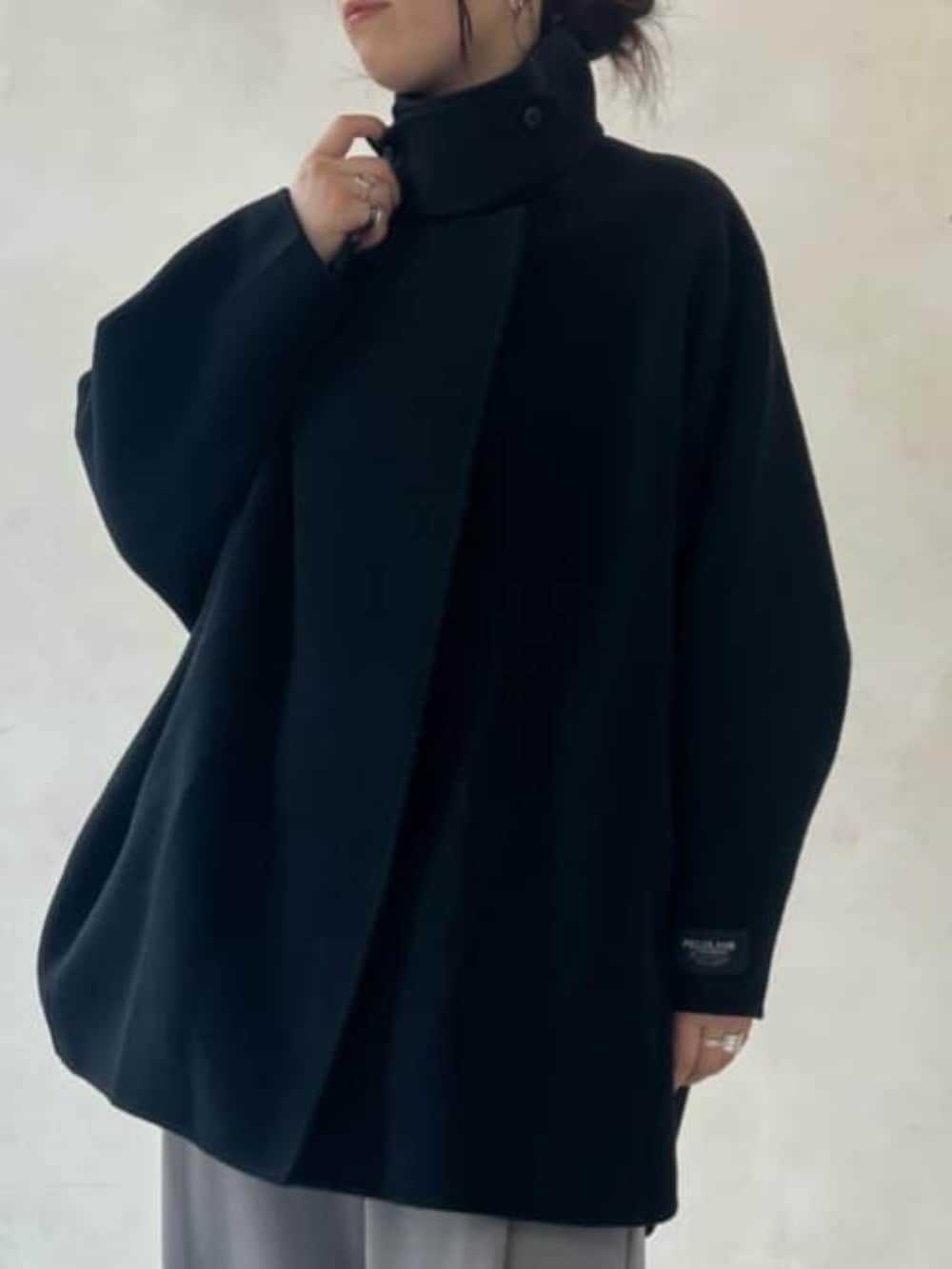 ブラック系のトートバッグ、ブラック系のその他アウター、グレー系のその他パンツを着用したレディースの夏コーディネートの8枚目の写真