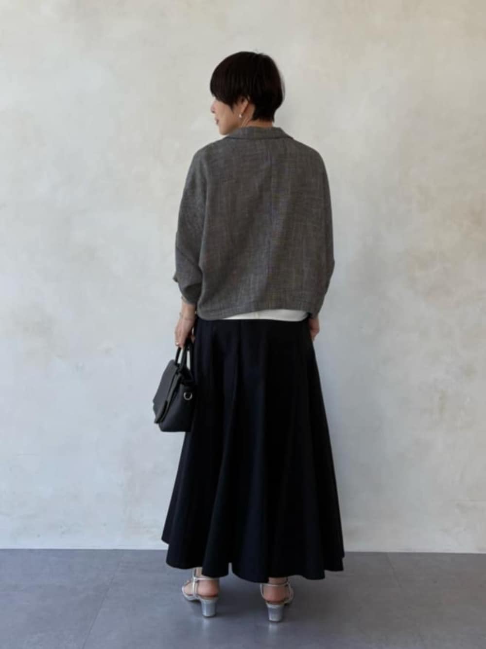 ベージュ系のテーラードジャケット、ホワイト系のシャツ/ブラウス、ブラック系のスカートを着用したレディースの春コーディネートの4枚目の写真