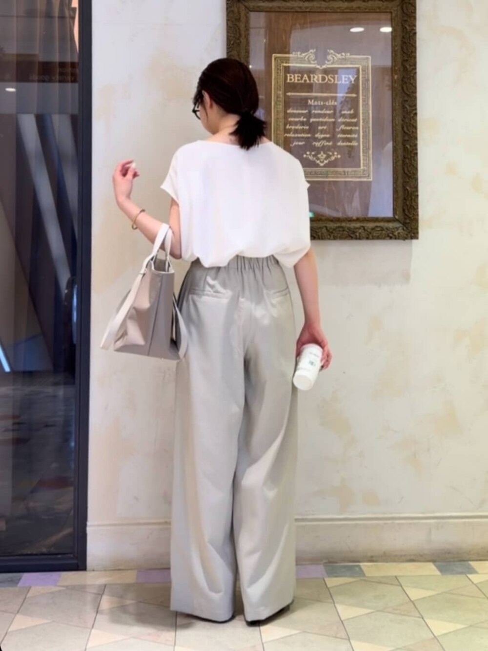 ベージュ系のその他パンツ、ホワイト系のシャツ/ブラウス、グレー系のトートバッグを着用したレディースの春コーディネートの7枚目の写真