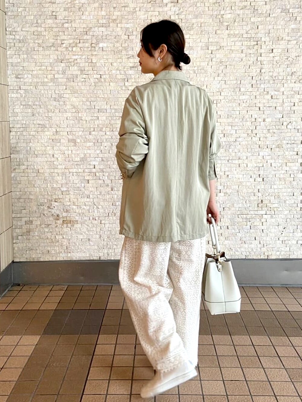 グリーン系のテーラードジャケット、ホワイト系のTシャツ/カットソー、ホワイト系のその他パンツを着用したレディースの春コーディネートの3枚目の写真