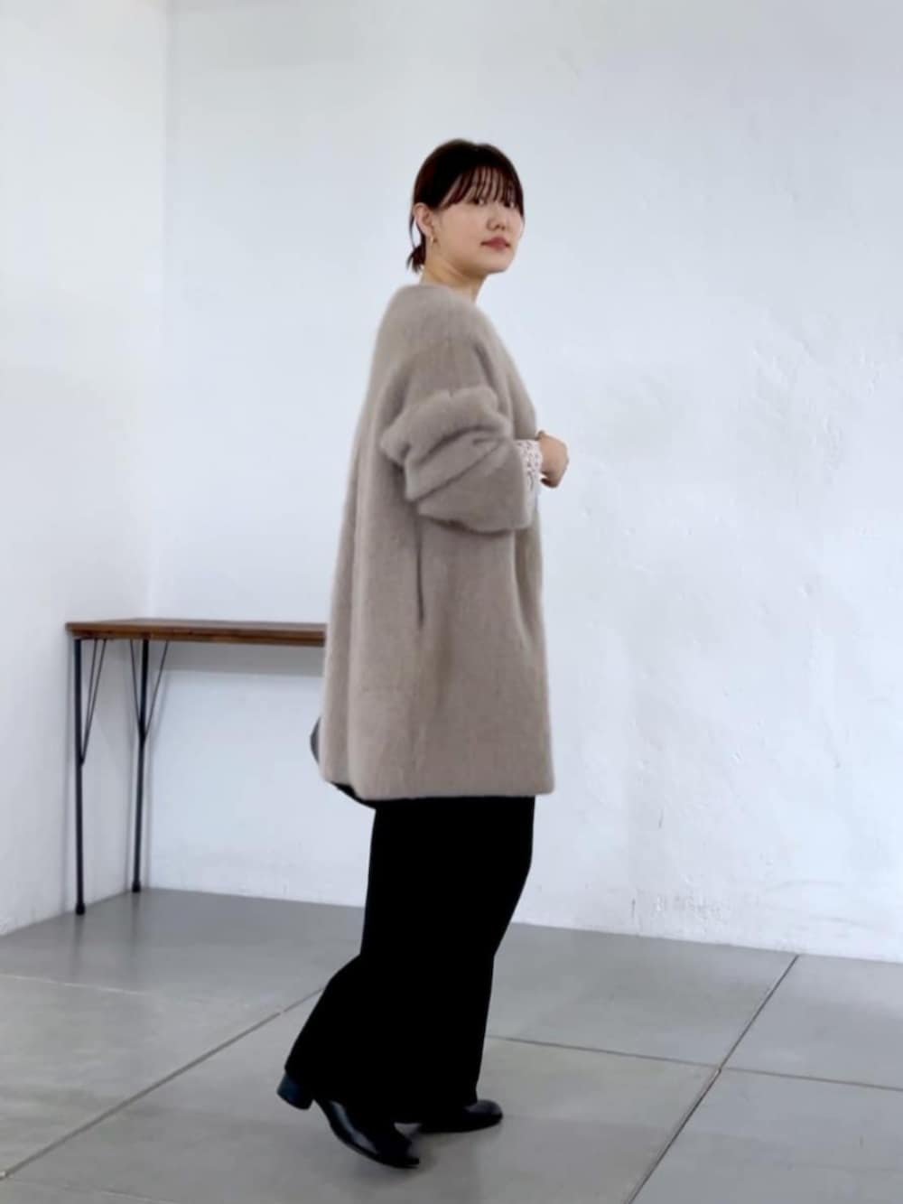 ブラウン系のその他アウター、ブラック系のトートバッグ、ホワイト系のTシャツ/カットソーを着用したレディースの夏コーディネートの6枚目の写真