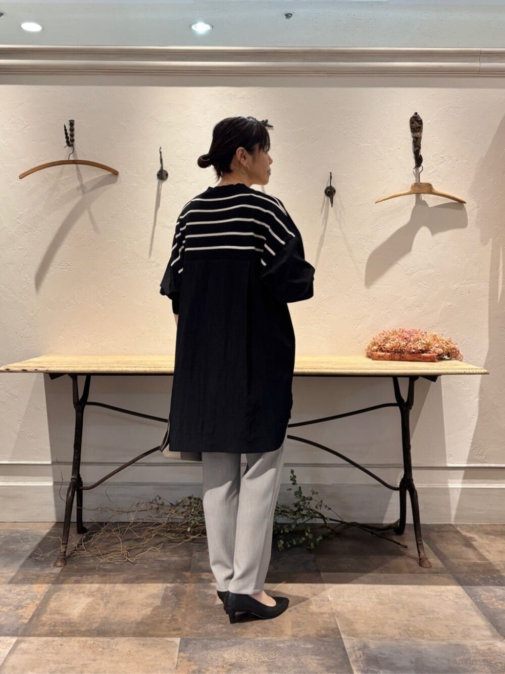 グレー系のその他パンツ、ブラック系のニット/セーター、シルバー系のネックレスを着用したレディースの冬コーディネートの3枚目の写真