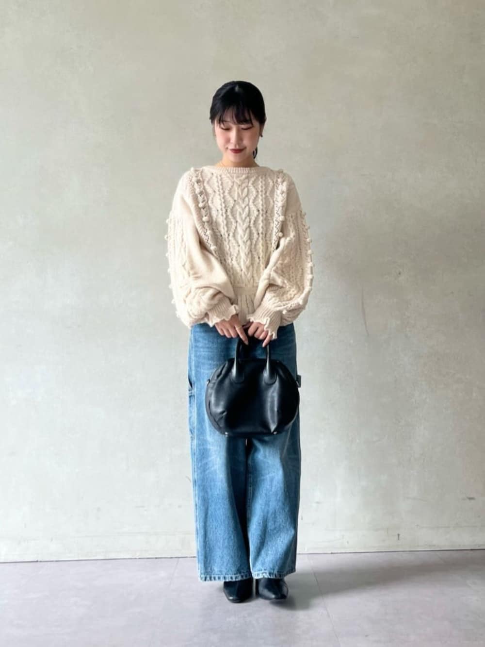 ブルー系のその他パンツ、ベージュ系のニット/セーターを着用したレディースの夏コーディネートの6枚目の写真