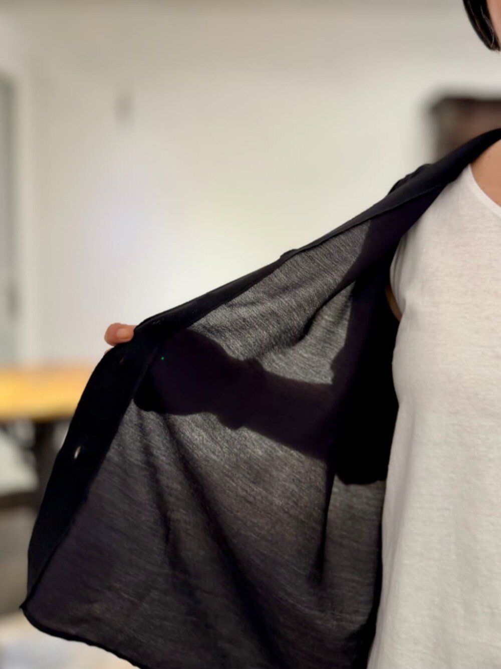 ブラック系のシャツ/ブラウス、ブルー系のその他パンツ、ホワイト系のキャミソールを着用したレディースの春コーディネートの8枚目の写真