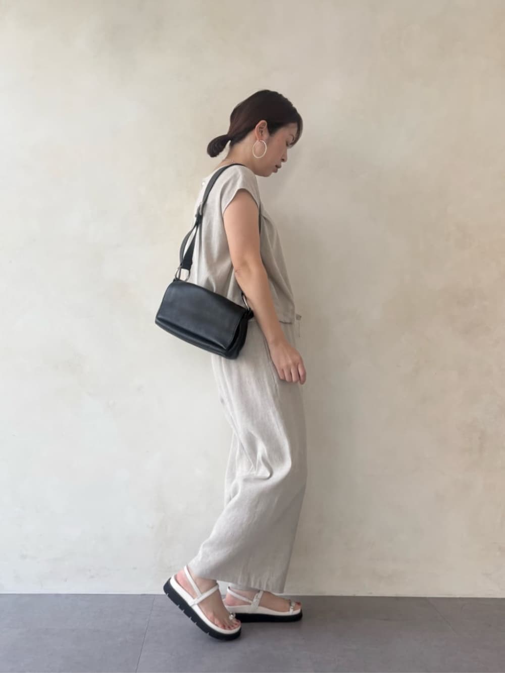 ブラック系のショルダーバッグ、ベージュ系のシャツ/ブラウス、ベージュ系のその他パンツを着用したレディースの冬コーディネートの3枚目の写真