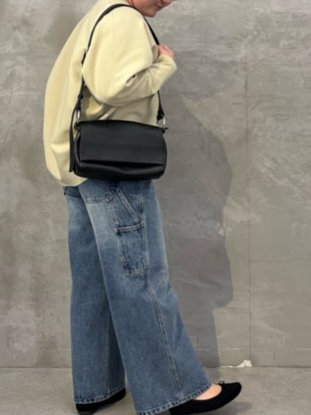 ベージュ系のカーディガン/ボレロ、ブルー系のその他パンツ、ブラウン系のベルトを着用したレディースの冬コーディネートの5枚目の写真