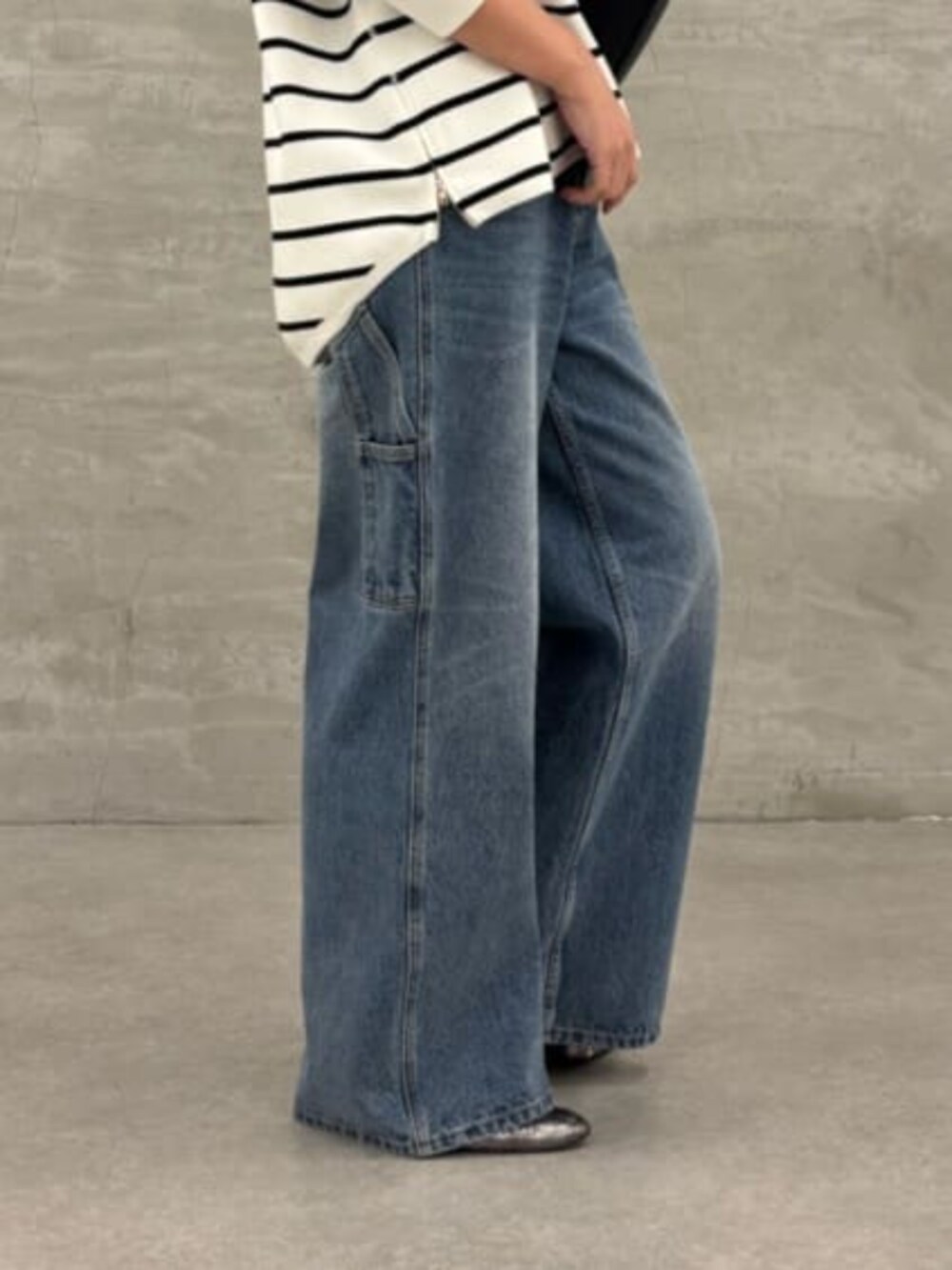 ブラック系のショルダーバッグ、グリーン系のその他アウター、ホワイト系のニット/セーターを着用したレディースの冬コーディネートの8枚目の写真