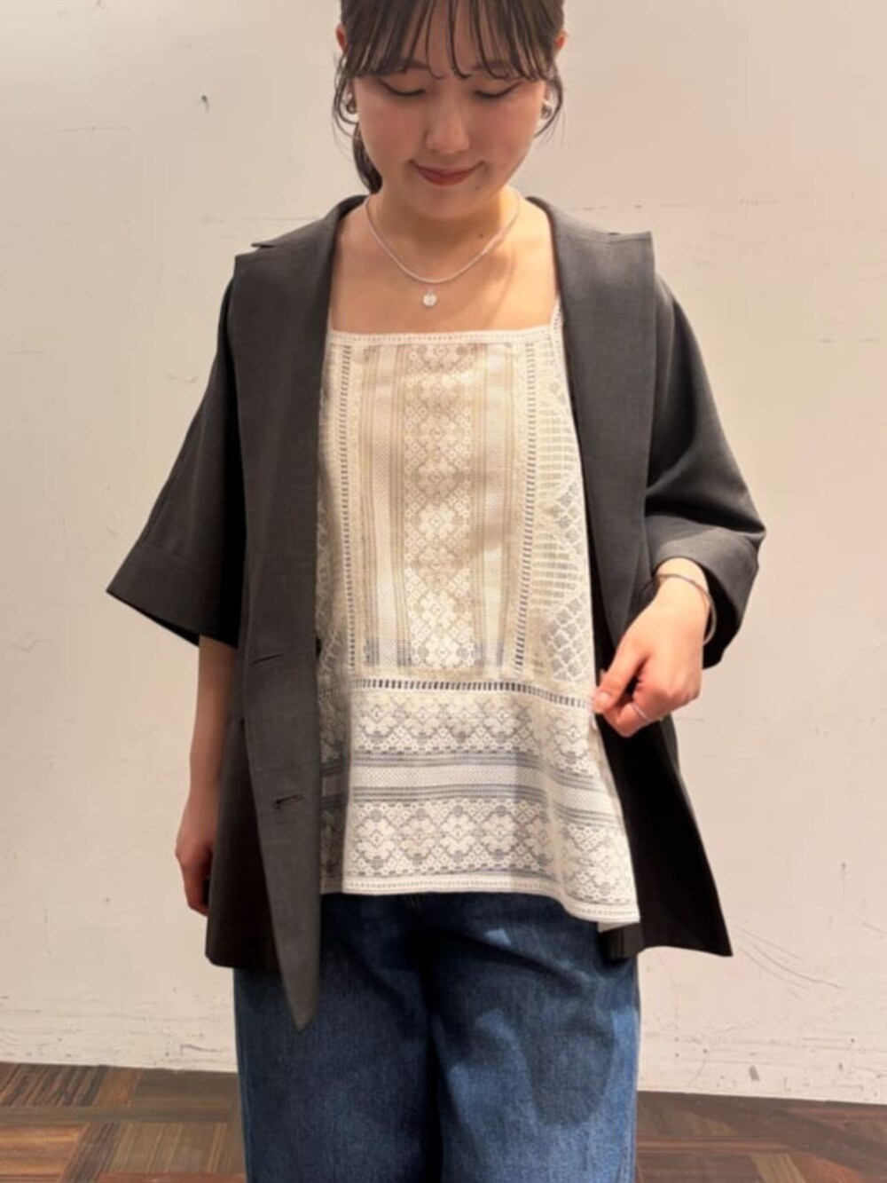 ホワイト系のシャツ/ブラウス、ブルー系のその他パンツ、グレー系のテーラードジャケットを着用したレディースの春コーディネートの6枚目の写真