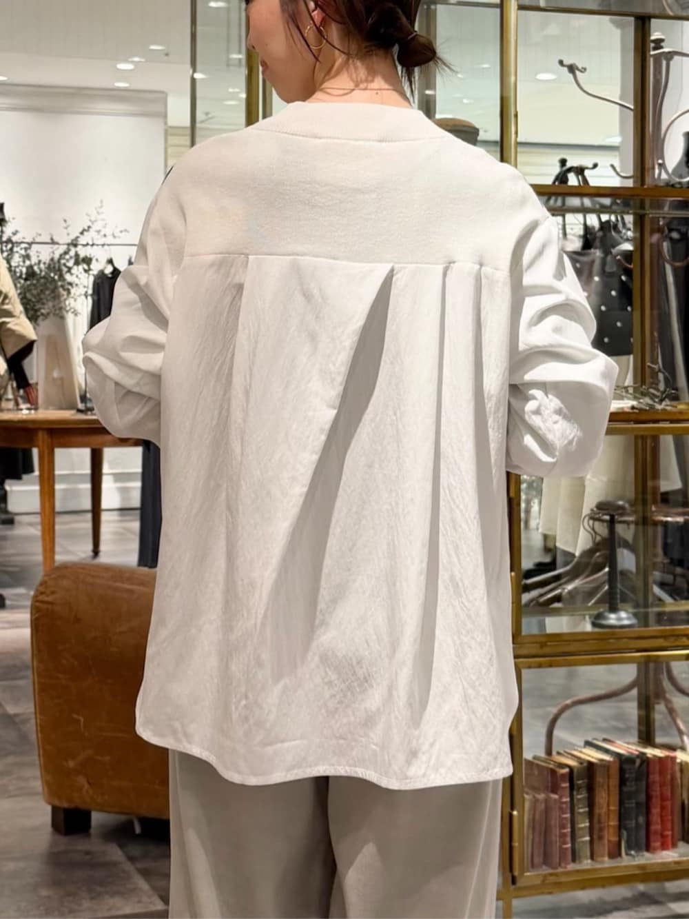 ブラック系のボストンバッグ、ホワイト系のニット/セーター、グレー系のその他パンツを着用したレディースの冬コーディネートの6枚目の写真