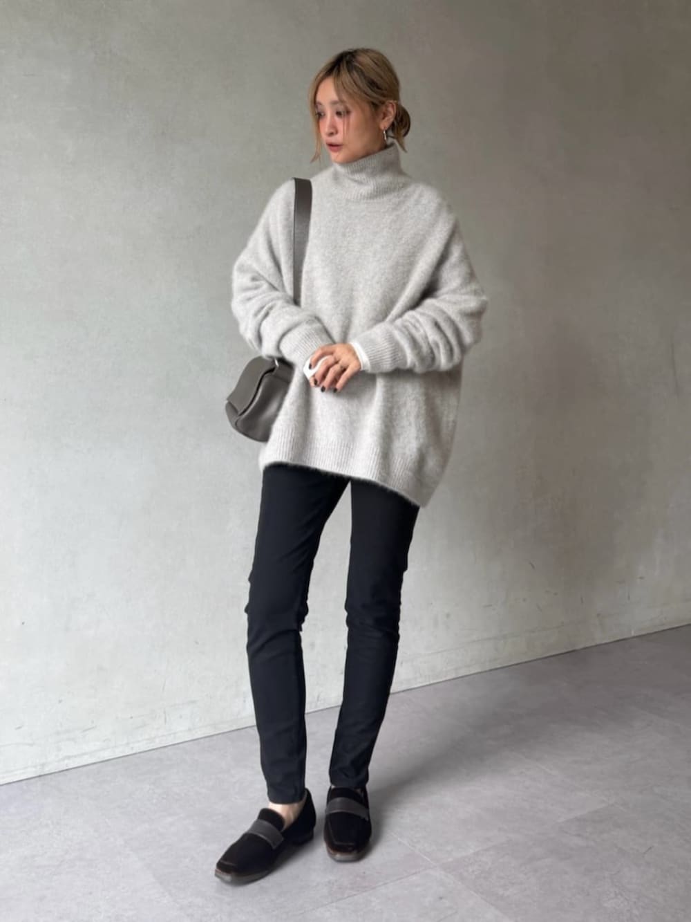 ブラック系のその他パンツ、グレー系のショルダーバッグ、ブラウン系のローファーを着用したレディースの秋コーディネートの2枚目の写真