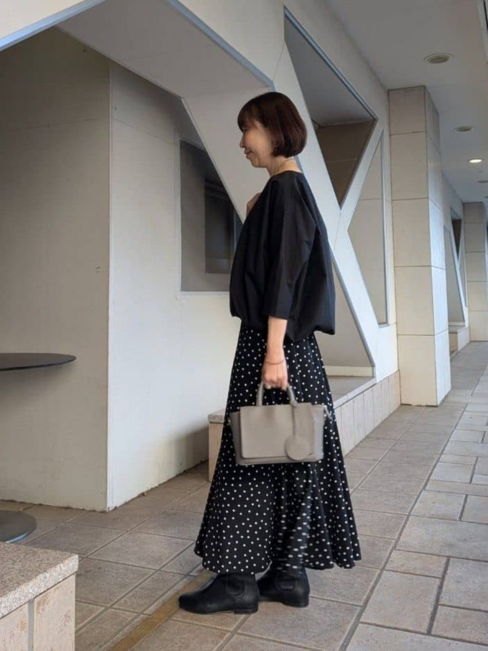 ブラック系のスカート、ブラック系のシャツ/ブラウスを着用したレディースの冬コーディネートの3枚目の写真