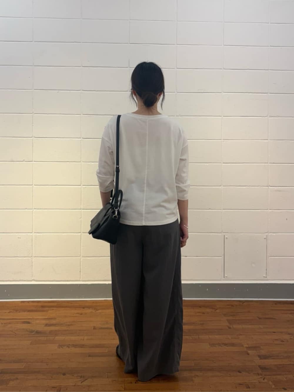 ホワイト系のTシャツ/カットソーを着用したレディースの夏コーディネートの4枚目の写真