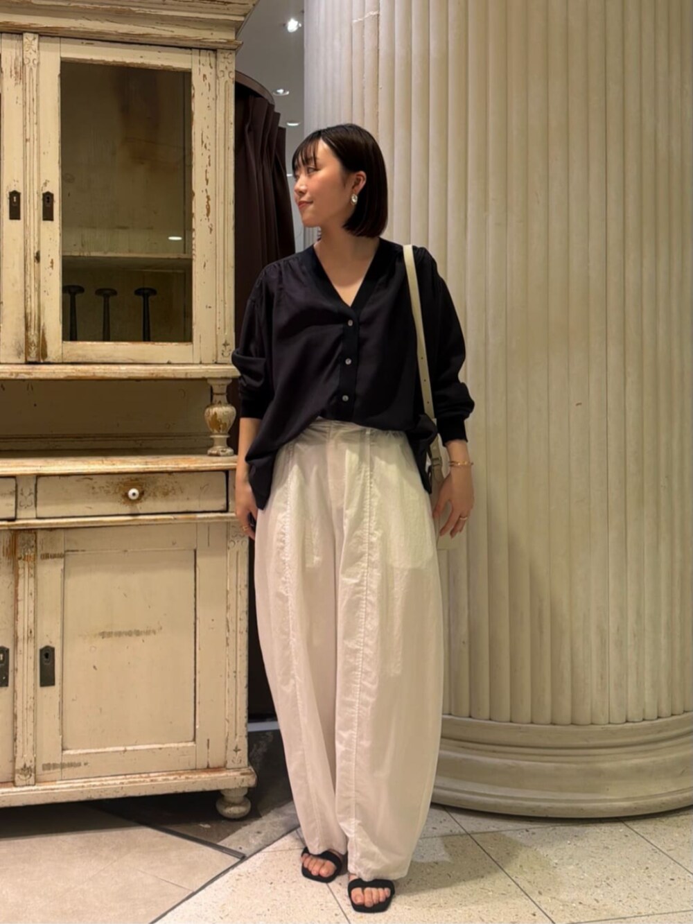 ホワイト系のトートバッグ、ブルー系のシャツ/ブラウス、ホワイト系のその他パンツを着用したレディースの春コーディネートの4枚目の写真