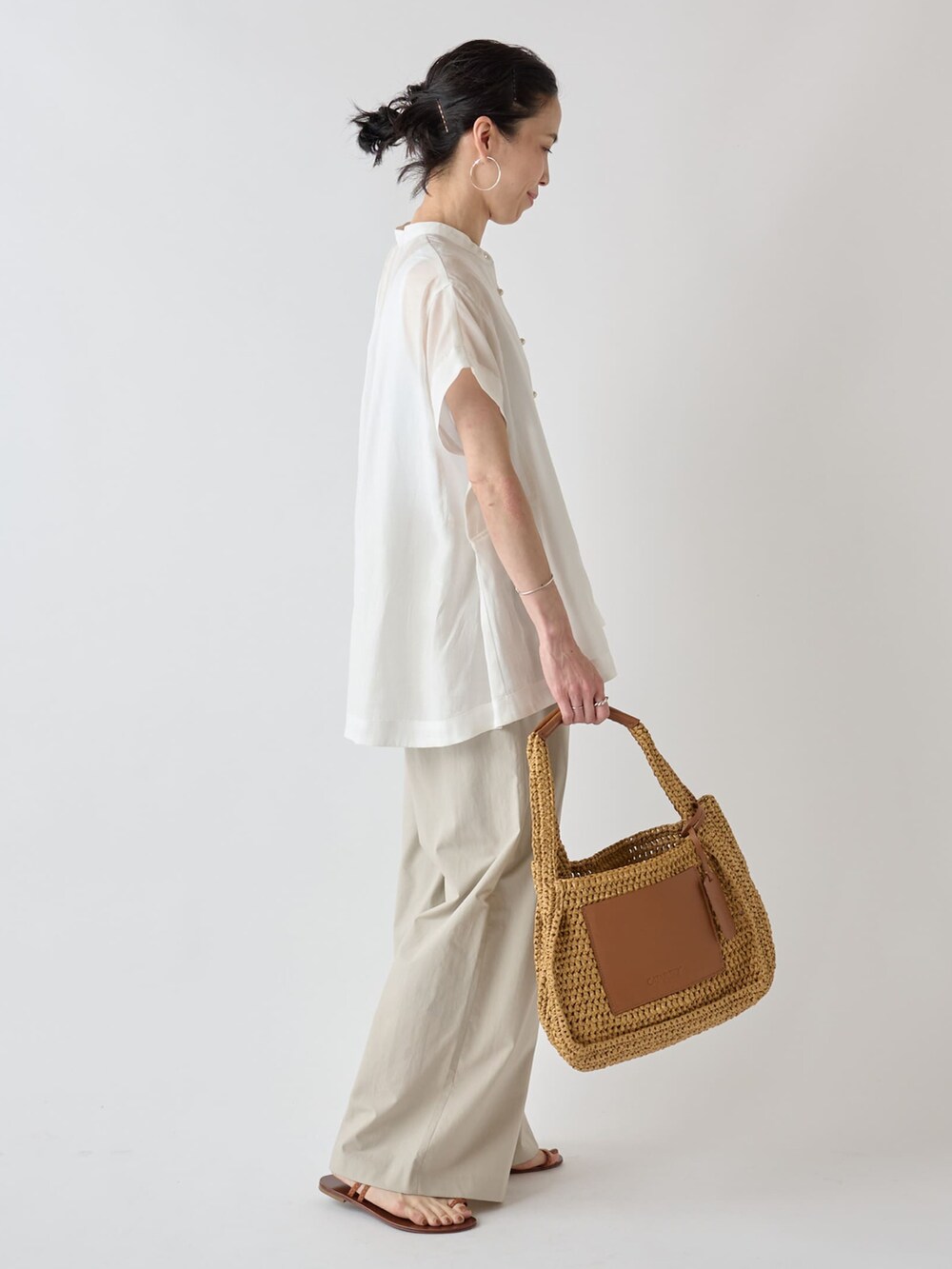 ホワイト系のシャツ/ブラウス、ベージュ系のその他パンツを着用したレディースの夏コーディネートの2枚目の写真