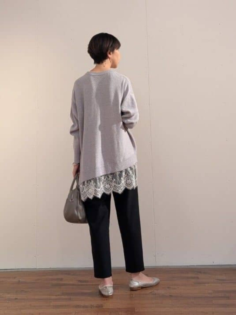 ブラック系のその他パンツ、グレー系のトートバッグ、グレー系のニット/セーターを着用したレディースの秋コーディネートの6枚目の写真
