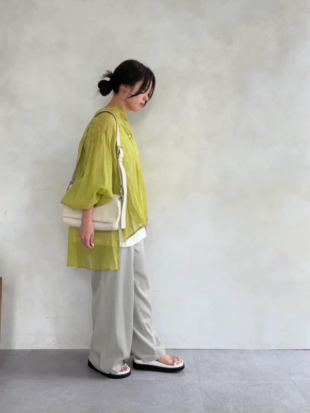 ホワイト系のショルダーバッグ、グレー系のその他パンツ、グリーン系のシャツ/ブラウスを着用したレディースの春コーディネートの2枚目の写真