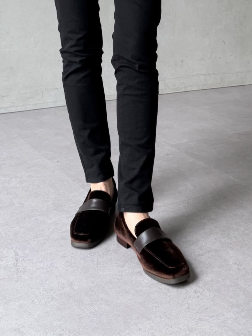 ブラック系のその他パンツ、グレー系のショルダーバッグ、ブラウン系のローファーを着用したレディースの秋コーディネートの6枚目の写真