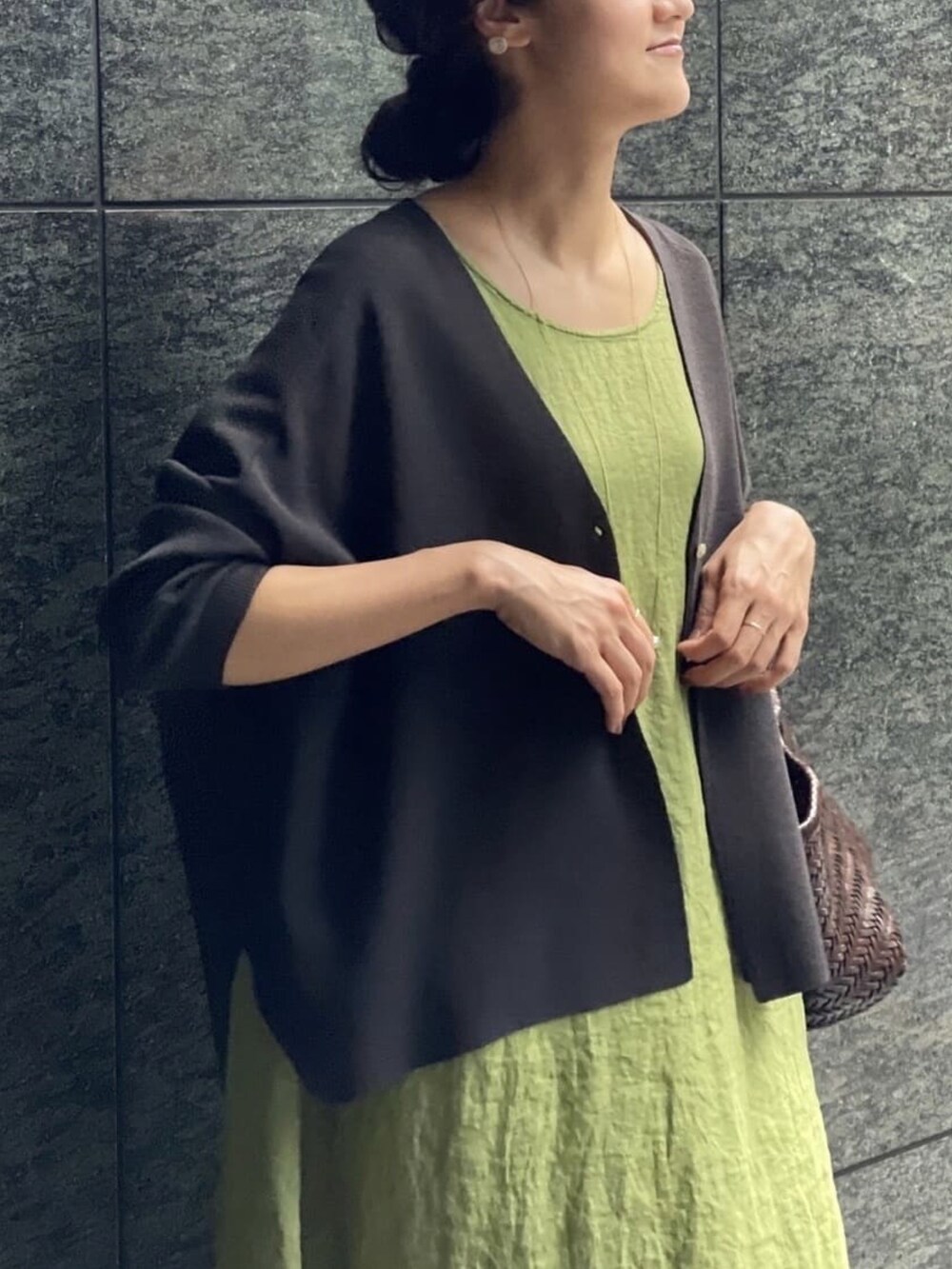 グレー系のカーディガン/ボレロ、グリーン系のワンピース、ホワイト系のその他パンツを着用したレディースの夏コーディネートの4枚目の写真