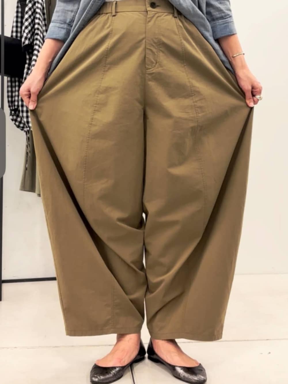 ブルー系のシャツ/ブラウス、イエロー系のその他パンツを着用したレディースの春コーディネートの6枚目の写真