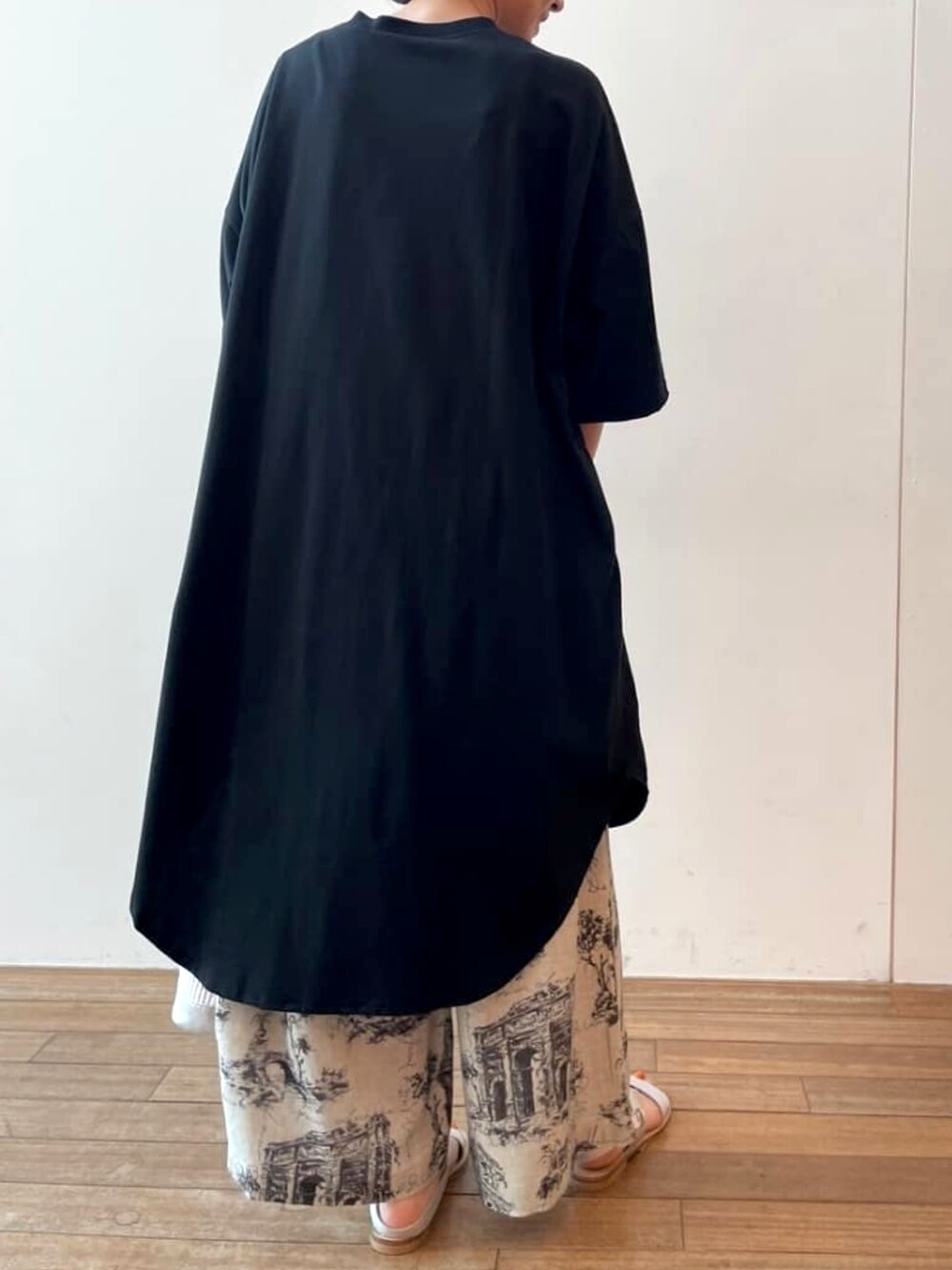 「レイヤードスタイル、休日スタイル、チュニック、パンツスタイル、リラックススタイル、ootd、ゆったりコーデ、高身長女子、オトナ女子」｜「BEARDSLEYのアンティークプリントパンツ（その他パンツ、グレー系）」を使った、BEARDSLEYさん（レディース・163cm）の春コーディネートの2枚目の写真