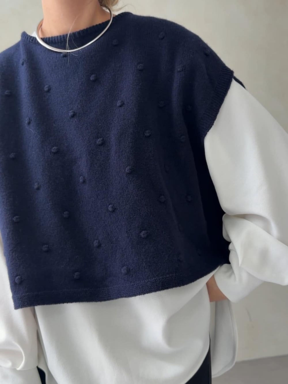 ブラック系のその他パンツ、ホワイト系のシャツ/ブラウス、ブルー系のベストを着用したレディースの秋コーディネートの3枚目の写真
