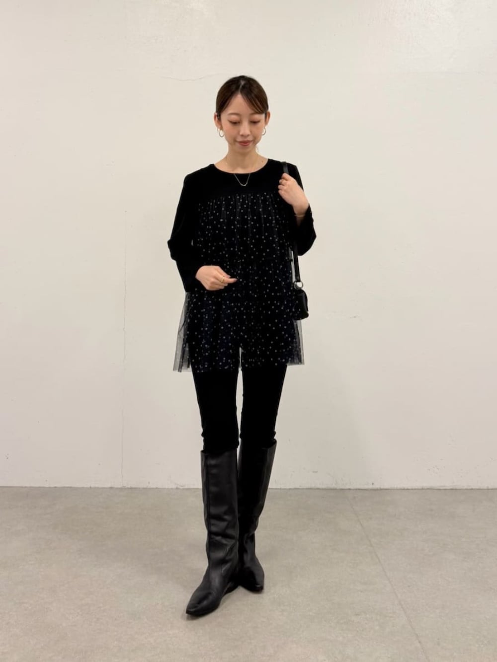 ブラック系のTシャツ/カットソーを着用したレディースの夏コーディネートの2枚目の写真