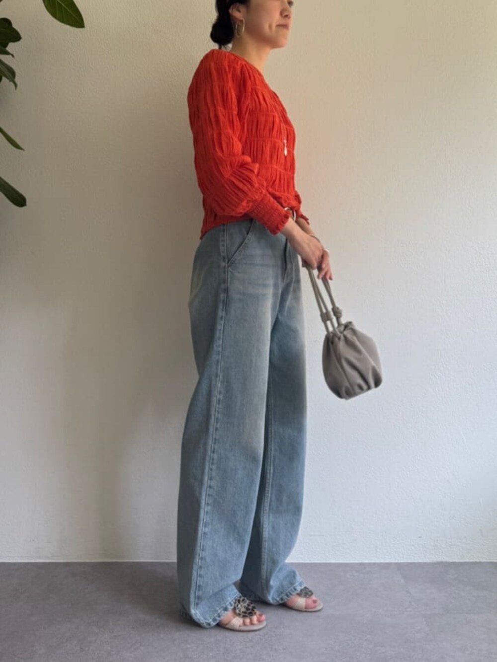 オレンジ系のシャツ/ブラウスを着用したレディースの春コーディネートの7枚目の写真