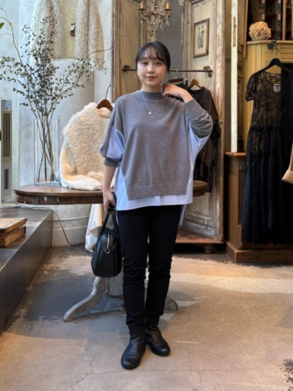ブラック系のその他パンツ、グレー系のニット/セーターを着用したレディースの秋コーディネートの2枚目の写真