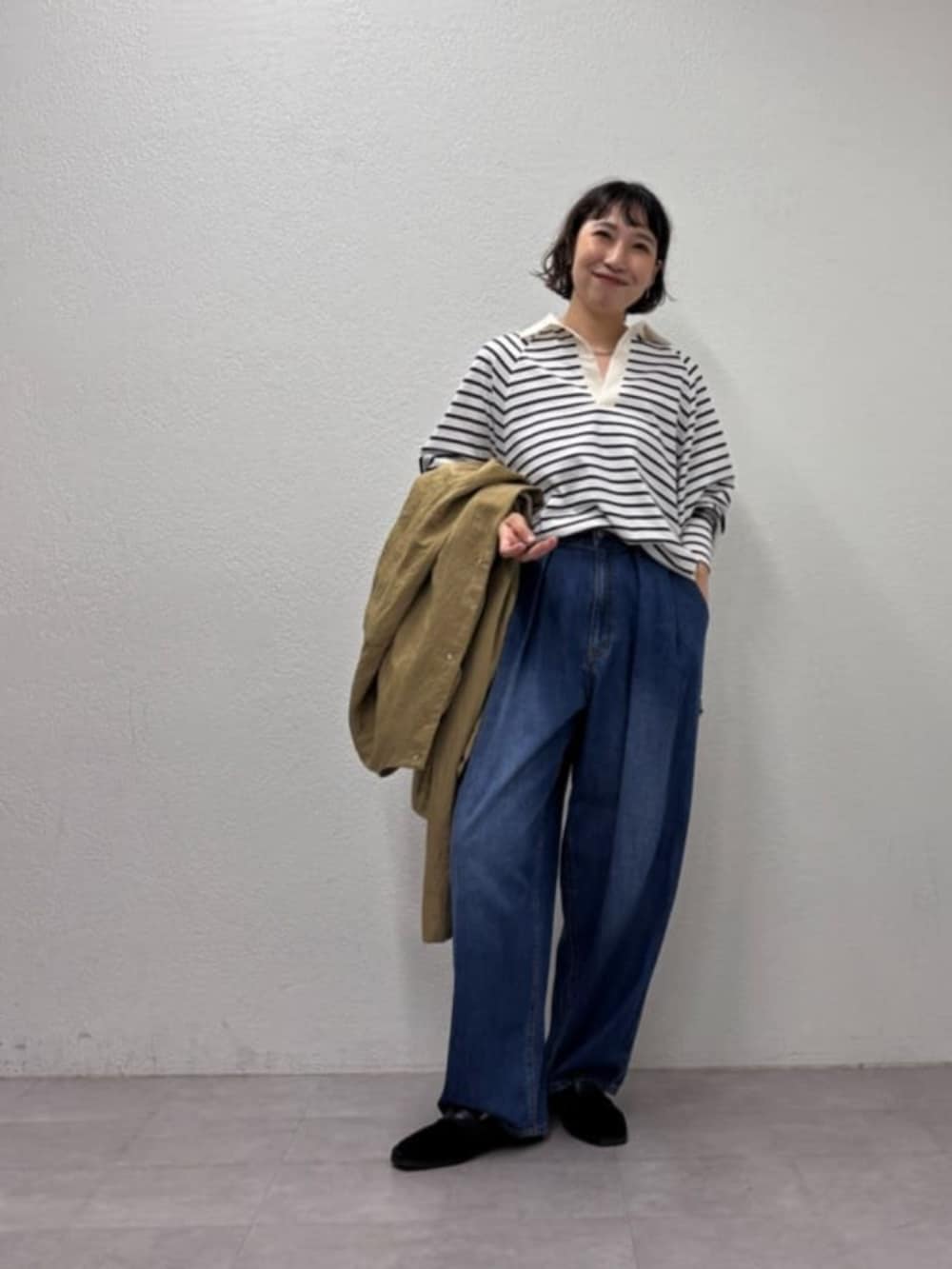 イエロー系のその他アウター、ブラック系のローファー、ブルー系のデニムパンツを着用したレディースの秋コーディネートの5枚目の写真