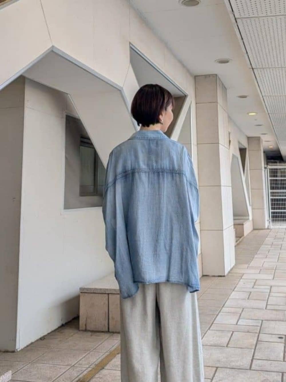 ホワイト系のシャツ/ブラウス、ブルー系のシャツ/ブラウス、ベージュ系のその他パンツを着用したレディースの夏コーディネートの3枚目の写真