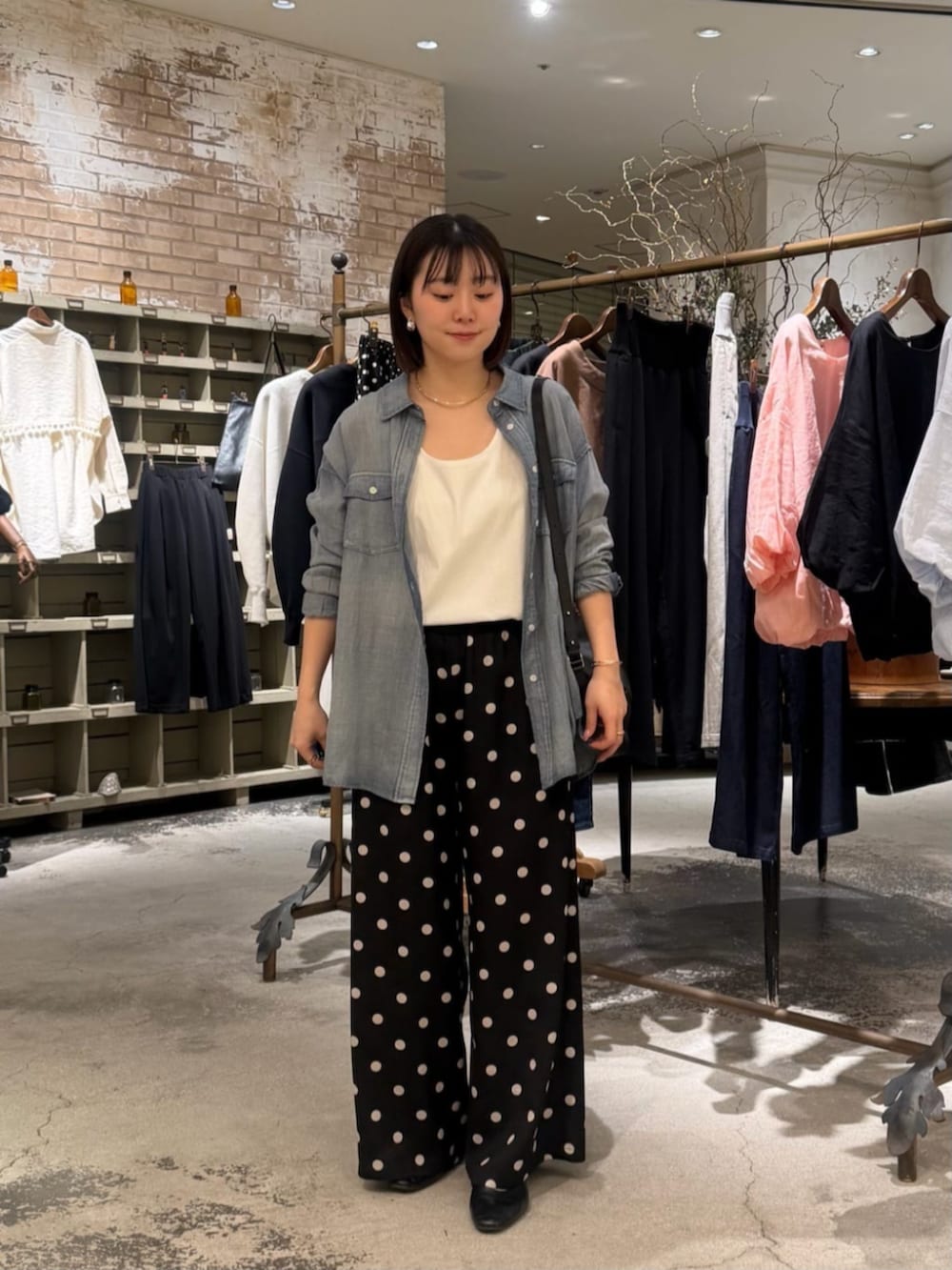 ブルー系のシャツ/ブラウス、ブラック系のその他パンツ、ホワイト系のシャツ/ブラウスを着用したレディースの春コーディネートの2枚目の写真