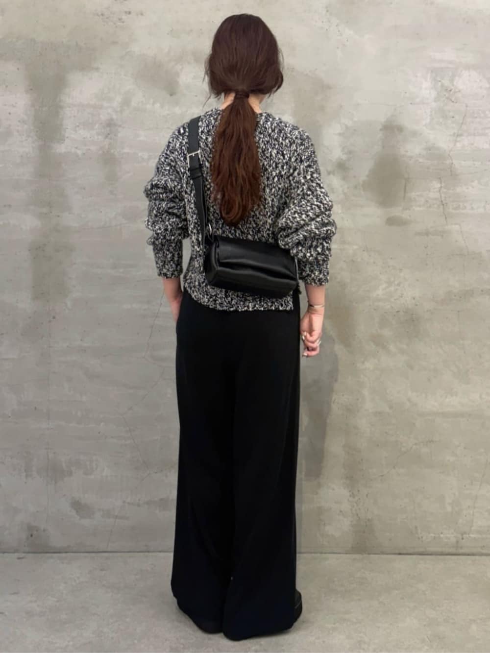 ブラック系のその他パンツ、ブラック系のショルダーバッグ、ブラック系のカーディガン/ボレロを着用したレディースの秋コーディネートの5枚目の写真