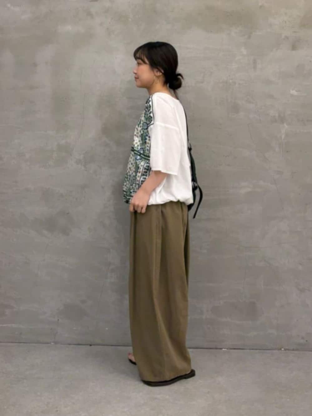イエロー系のその他パンツ、ホワイト系のTシャツ/カットソーを着用したレディースの春コーディネートの10枚目の写真