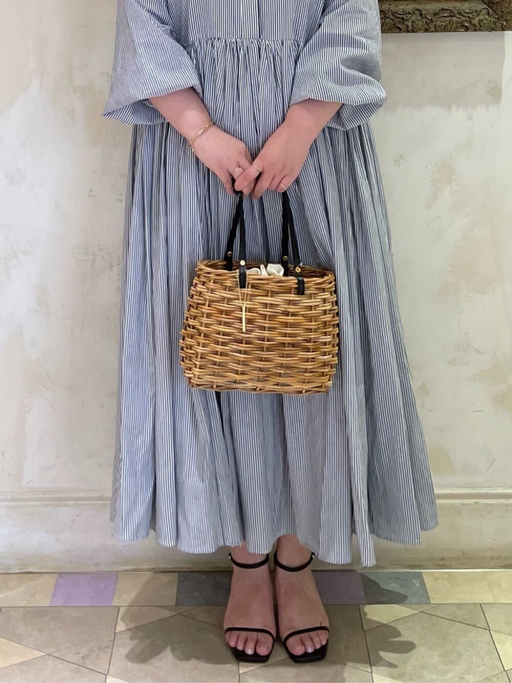 ブルー系のワンピースを着用したレディースの冬コーディネートの6枚目の写真