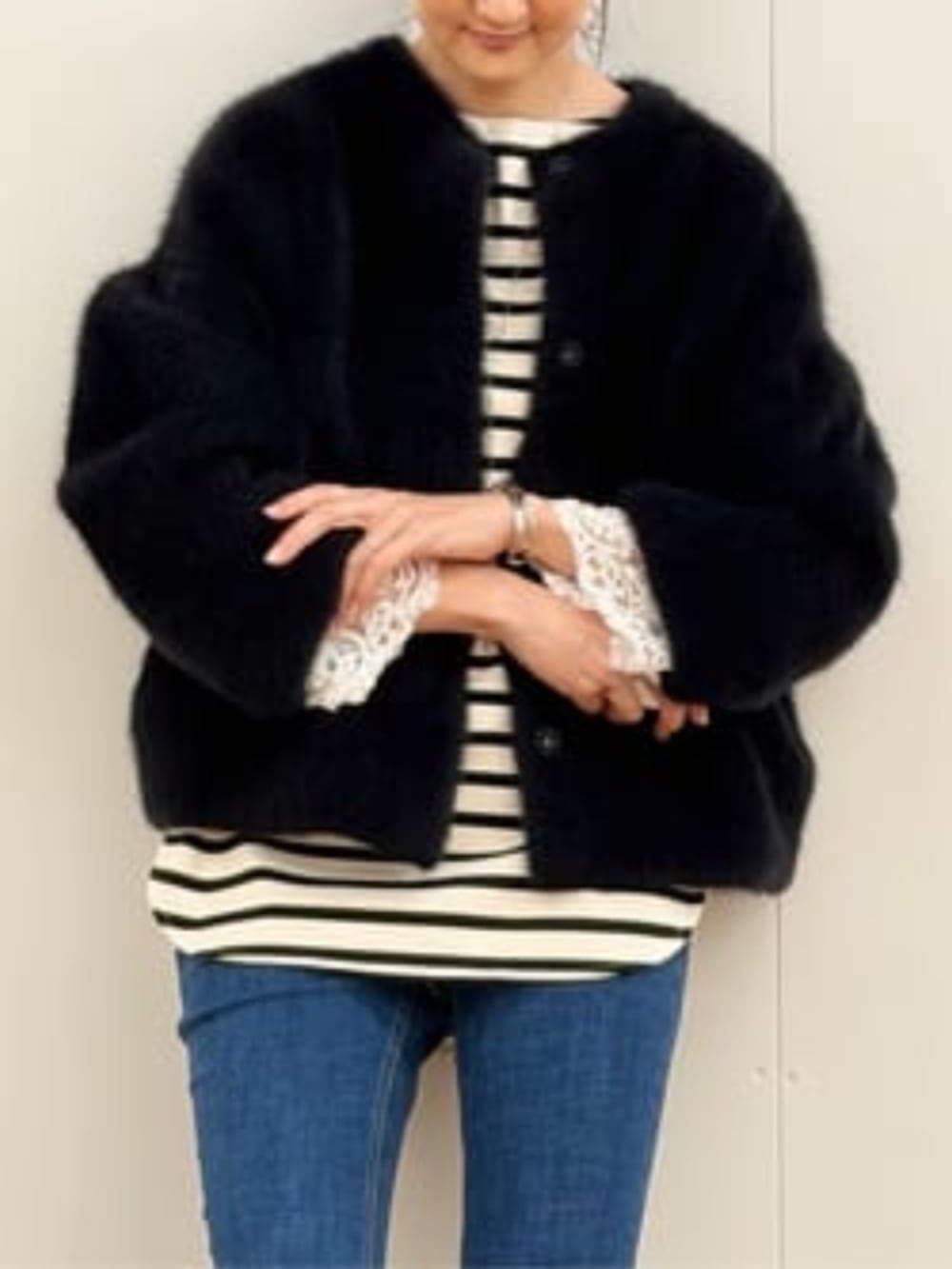 ブルー系のデニムパンツ、ブラック系のその他アウター、ブラック系のボストンバッグを着用したレディースの夏コーディネートの7枚目の写真