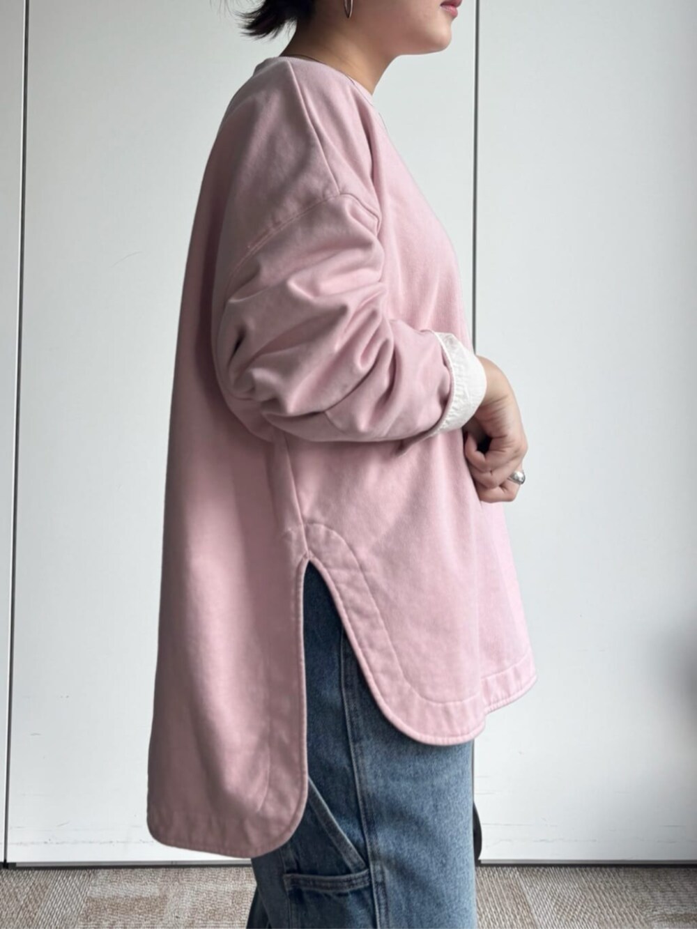 ピンク系のTシャツ/カットソーを着用したレディースの冬コーディネートの6枚目の写真