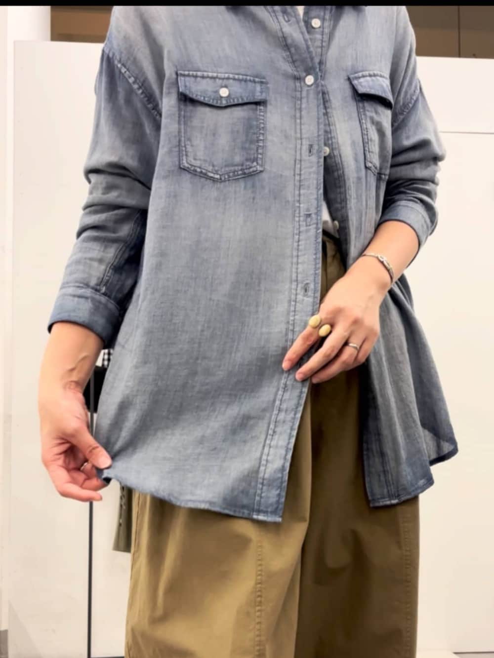 ブルー系のシャツ/ブラウス、イエロー系のその他パンツを着用したレディースの春コーディネートの4枚目の写真