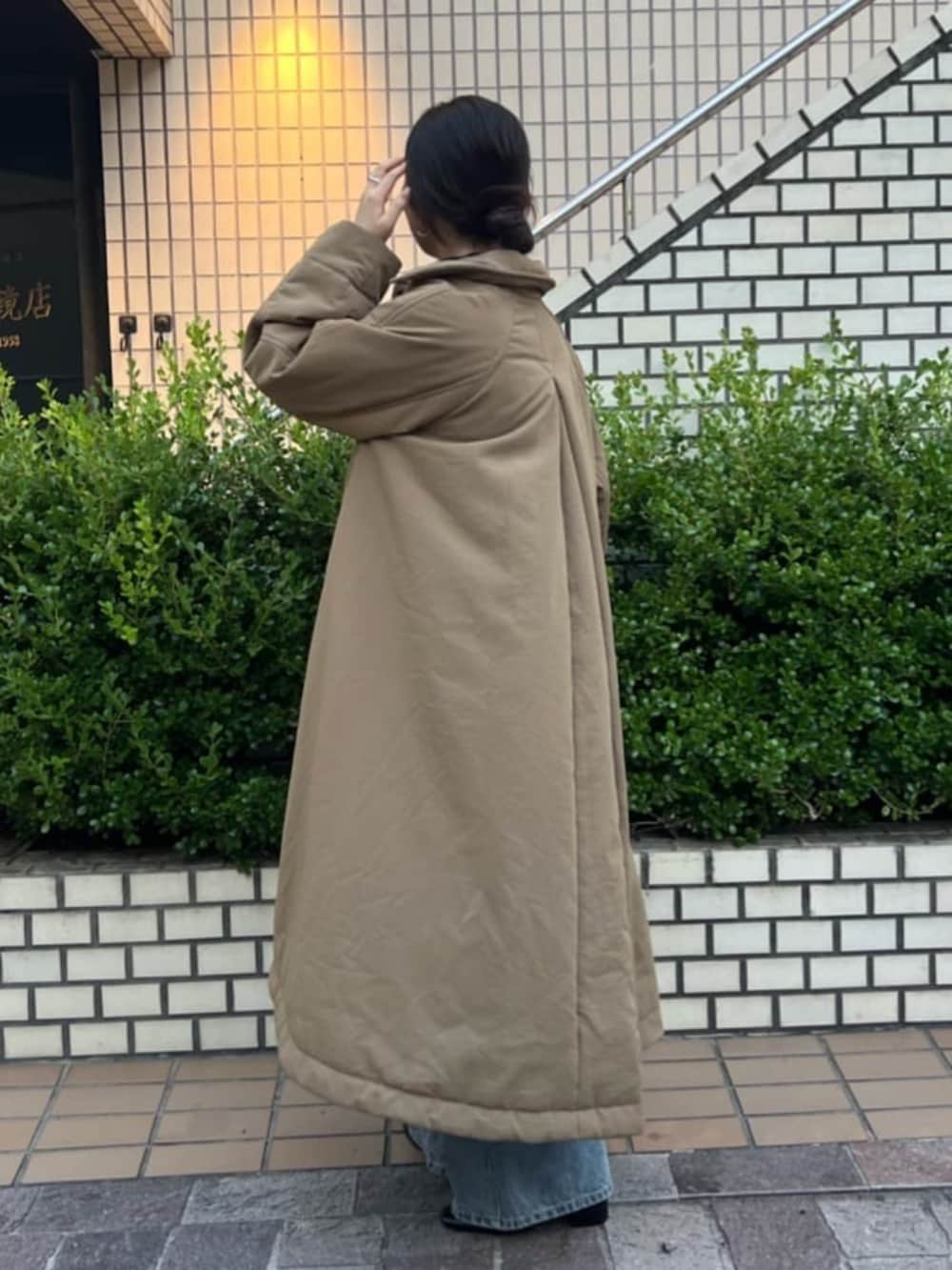 ブルー系のデニムパンツ、シルバー系のトートバッグ、イエロー系のその他アウターを着用したレディースの夏コーディネートの2枚目の写真