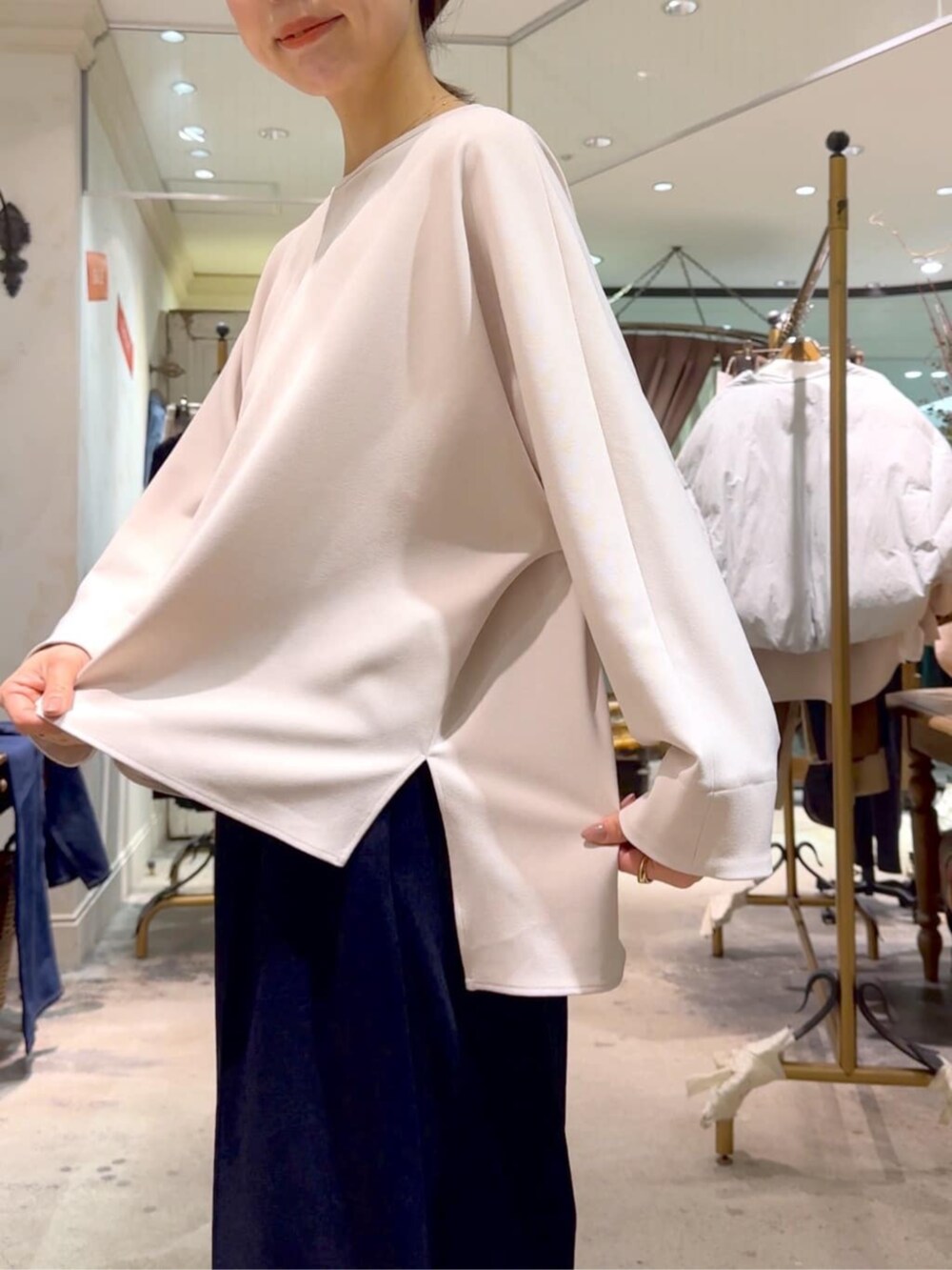 ブルー系のその他パンツ、ホワイト系のシャツ/ブラウスを着用したレディースの冬コーディネートの5枚目の写真