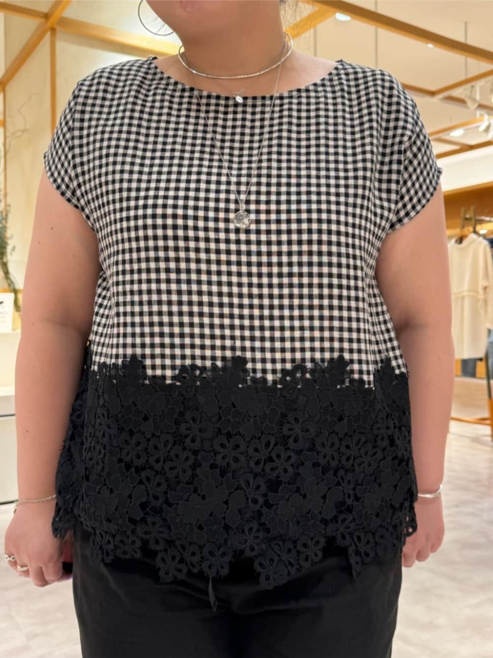 グレー系のボストンバッグ、ブラック系のその他パンツ、ブラック系のシャツ/ブラウスを着用したレディースの春コーディネートの6枚目の写真