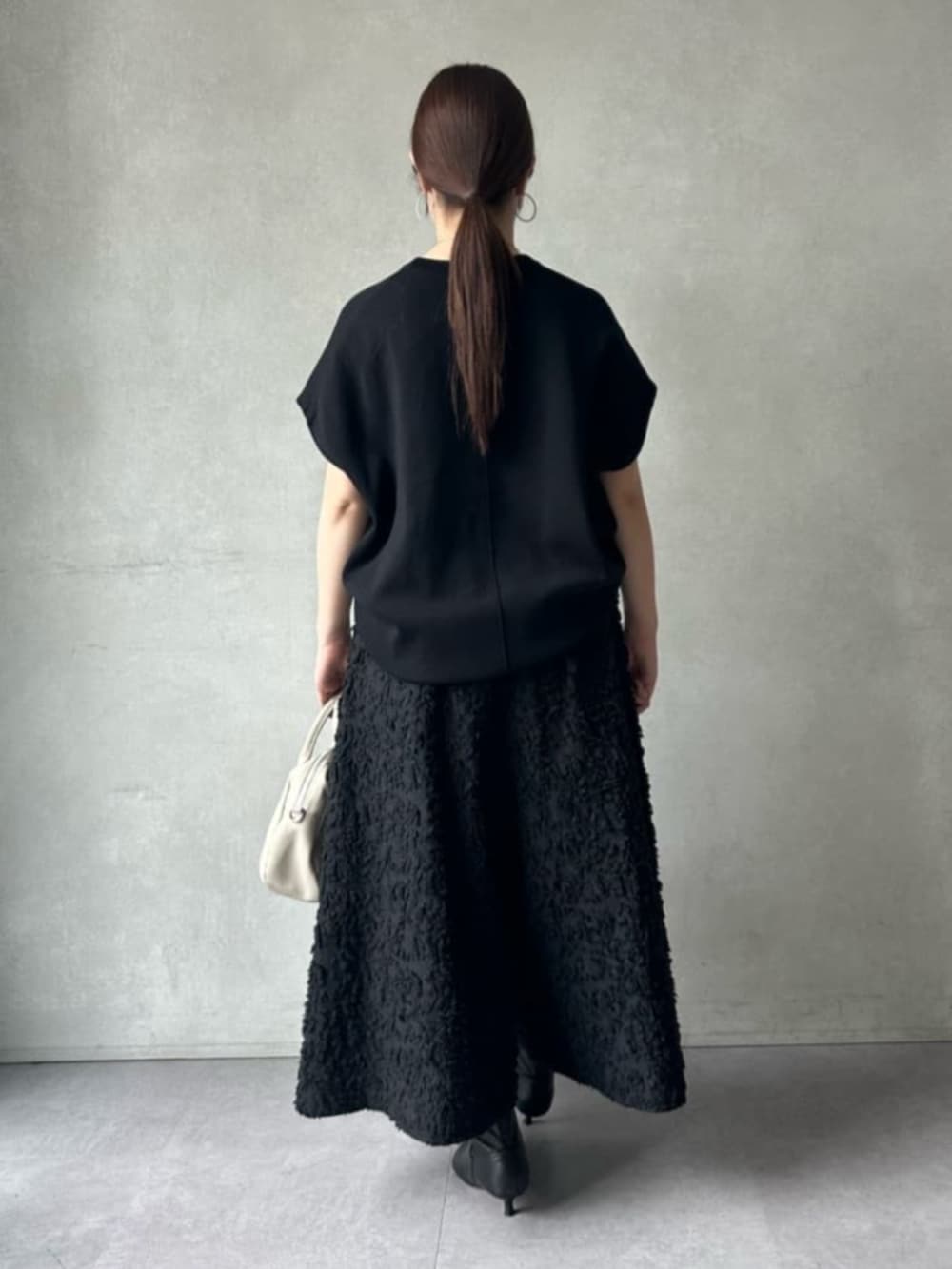 グレー系のボストンバッグ、ブラック系のその他パンツ、ブラック系のニット/セーターを着用したレディースの夏コーディネートの3枚目の写真