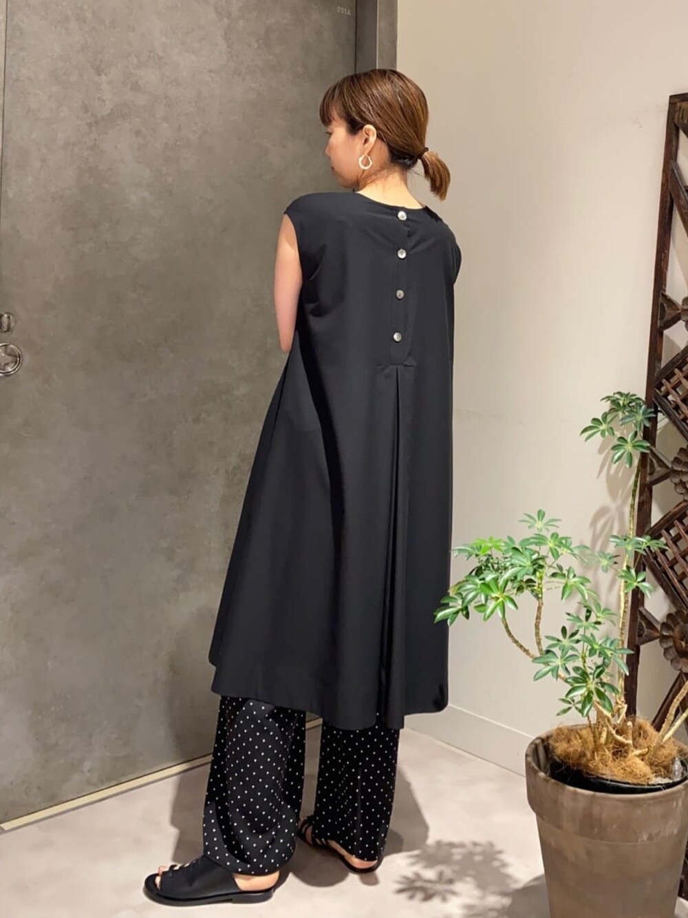 ブラック系のワンピース、ホワイト系のショルダーバッグ、ブラック系のその他パンツを着用したレディースの夏コーディネートの2枚目の写真