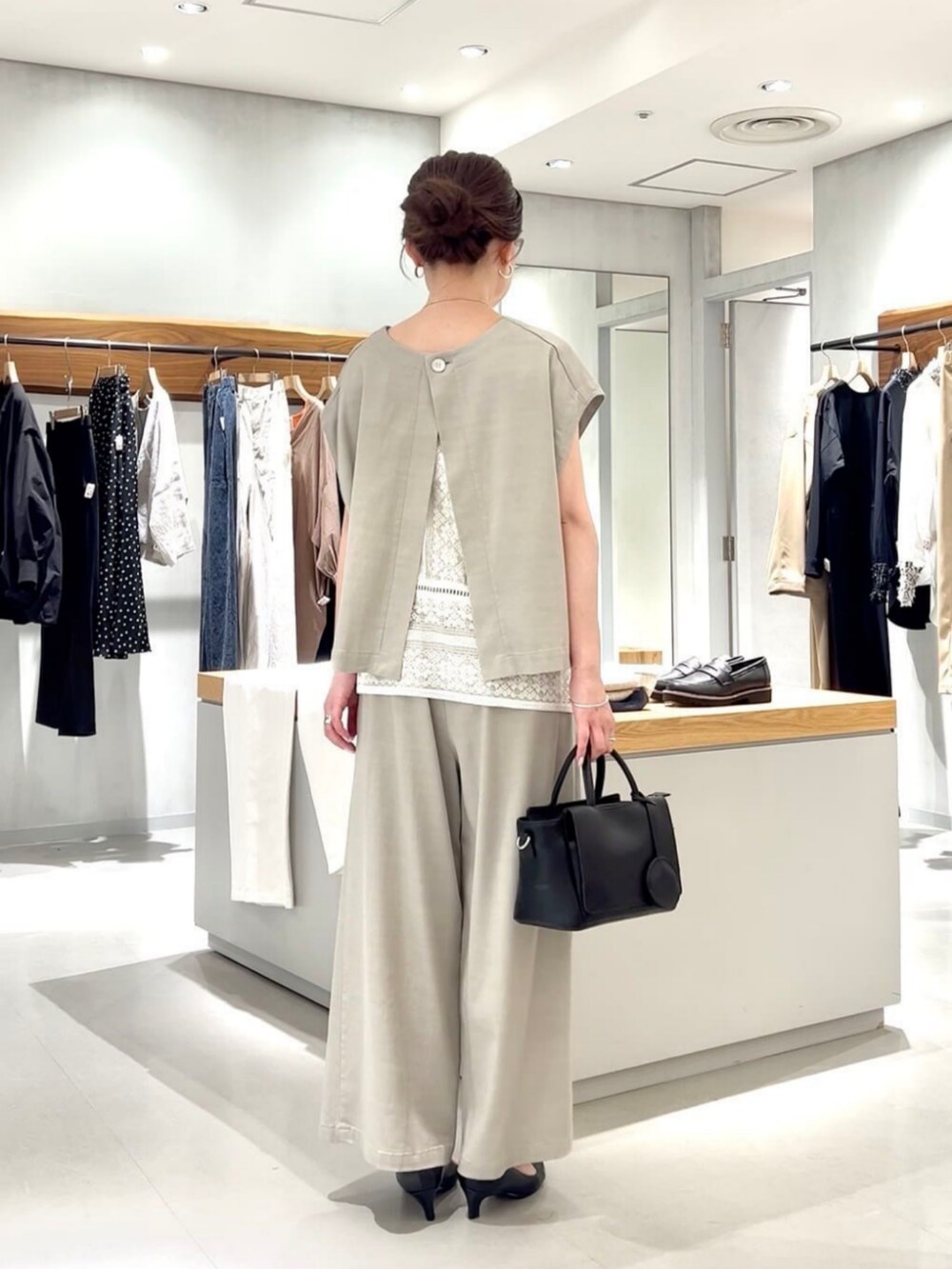グレー系のシャツ/ブラウス、ホワイト系のシャツ/ブラウス、グレー系のその他パンツを着用したレディースの春コーディネートの7枚目の写真