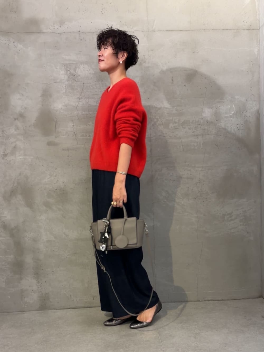 ブラック系のチャームを着用したレディースの冬コーディネートの4枚目の写真