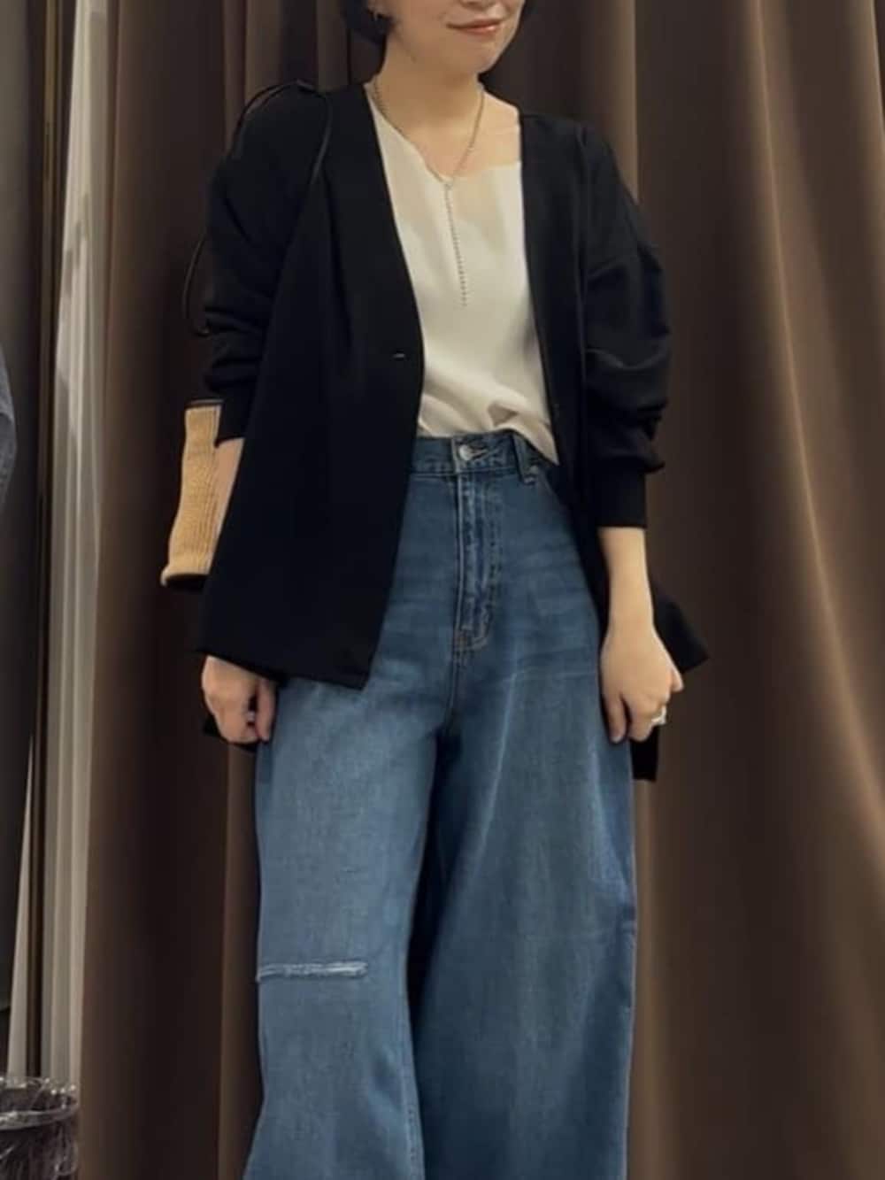 ブルー系のその他パンツ、ブラック系のその他アウターを着用したレディースの夏コーディネートの6枚目の写真