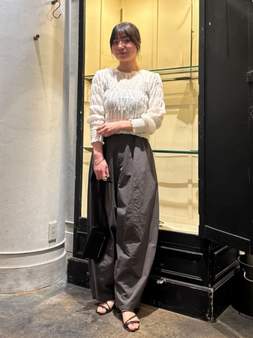 グレー系のその他パンツ、ホワイト系のシャツ/ブラウス、グレー系のその他パンツを着用したレディースの春コーディネートの2枚目の写真