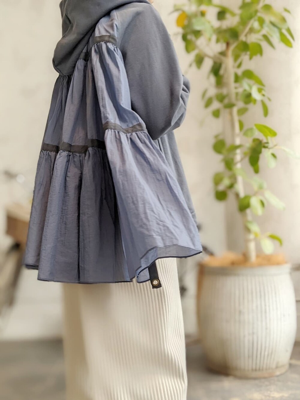 ブルー系のパーカー、ホワイト系のその他パンツ、ベージュ系のTシャツ/カットソーを着用したレディースの春コーディネートの2枚目の写真