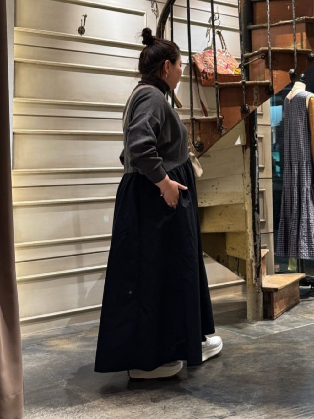 グレー系のワンピース、ベージュ系のショルダーバッグを着用したレディースの冬コーディネートの5枚目の写真