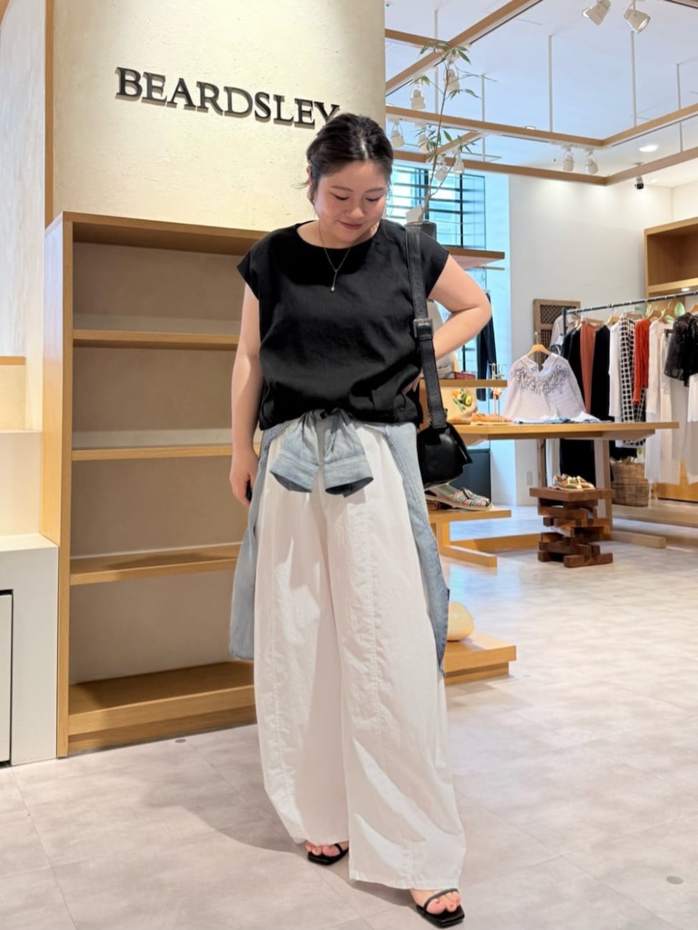 ブラック系のシャツ/ブラウス、ホワイト系のその他パンツを着用したレディースの春コーディネートの5枚目の写真