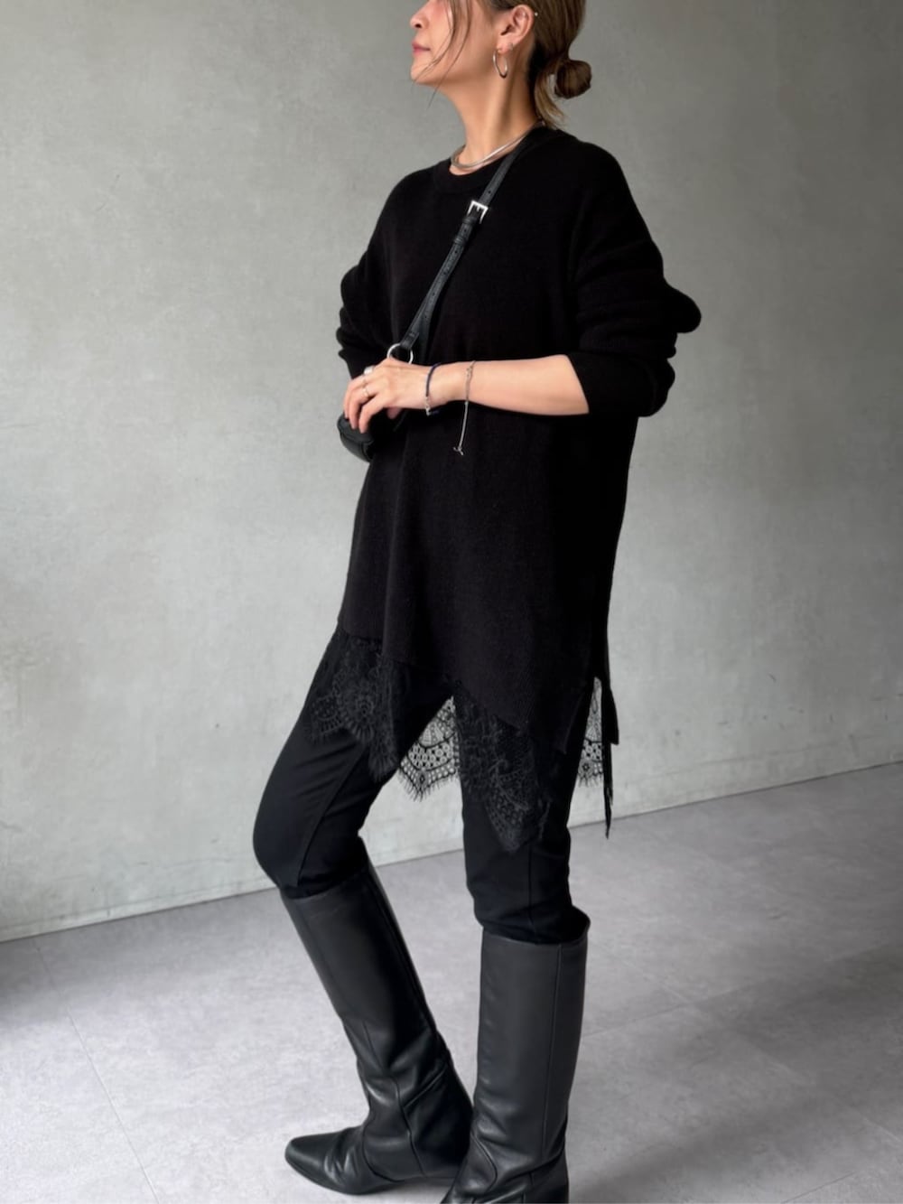ブラック系のその他パンツ、ブラック系のトートバッグ、ブラック系のニット/セーターを着用したレディースの秋コーディネートの3枚目の写真
